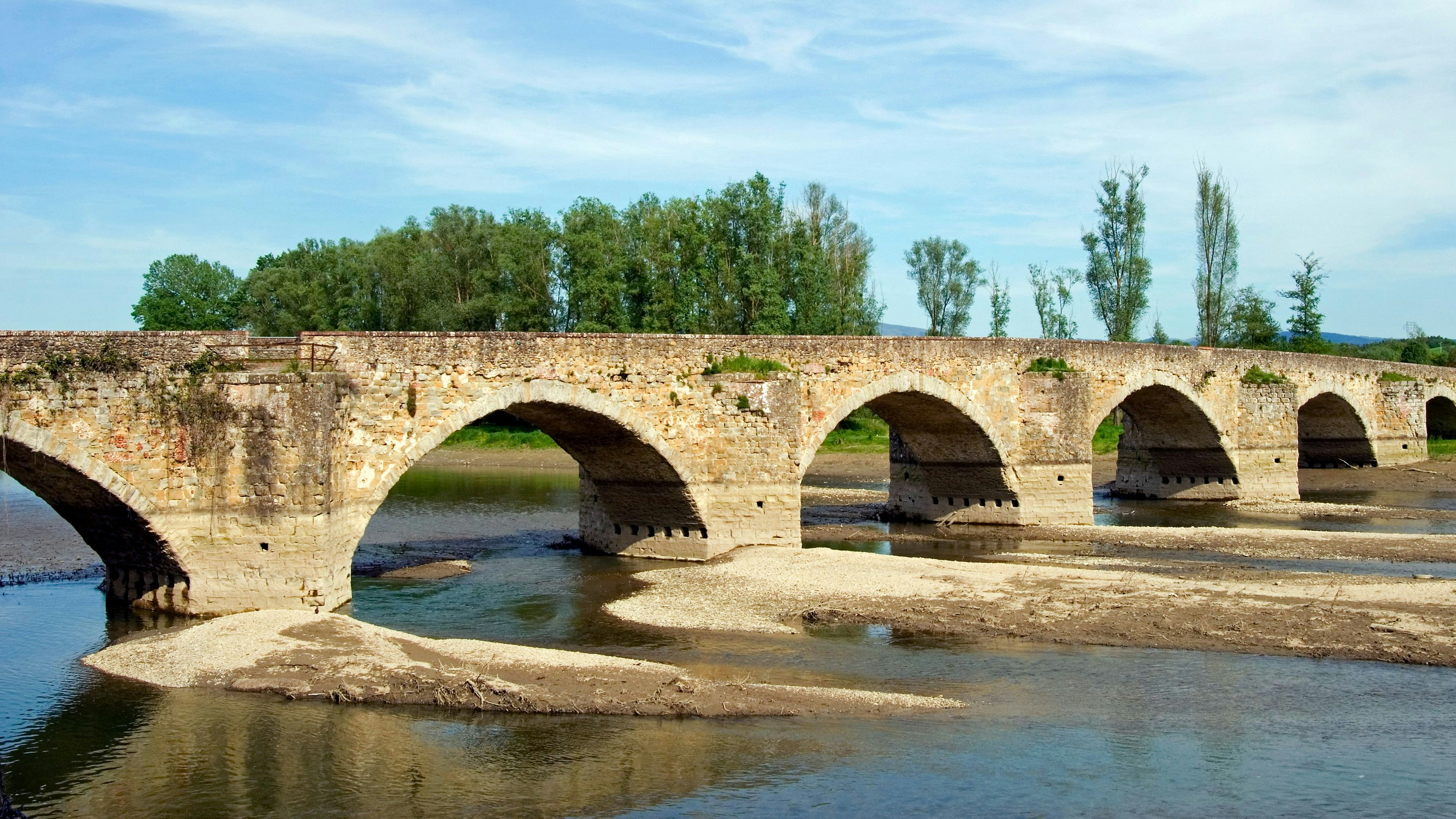 Die Ponte Buriano über den Arno ist auch ein Vorbild-Kandidat für die Brücke auf der Mona Lisa, hat aber zu viele Bögen.