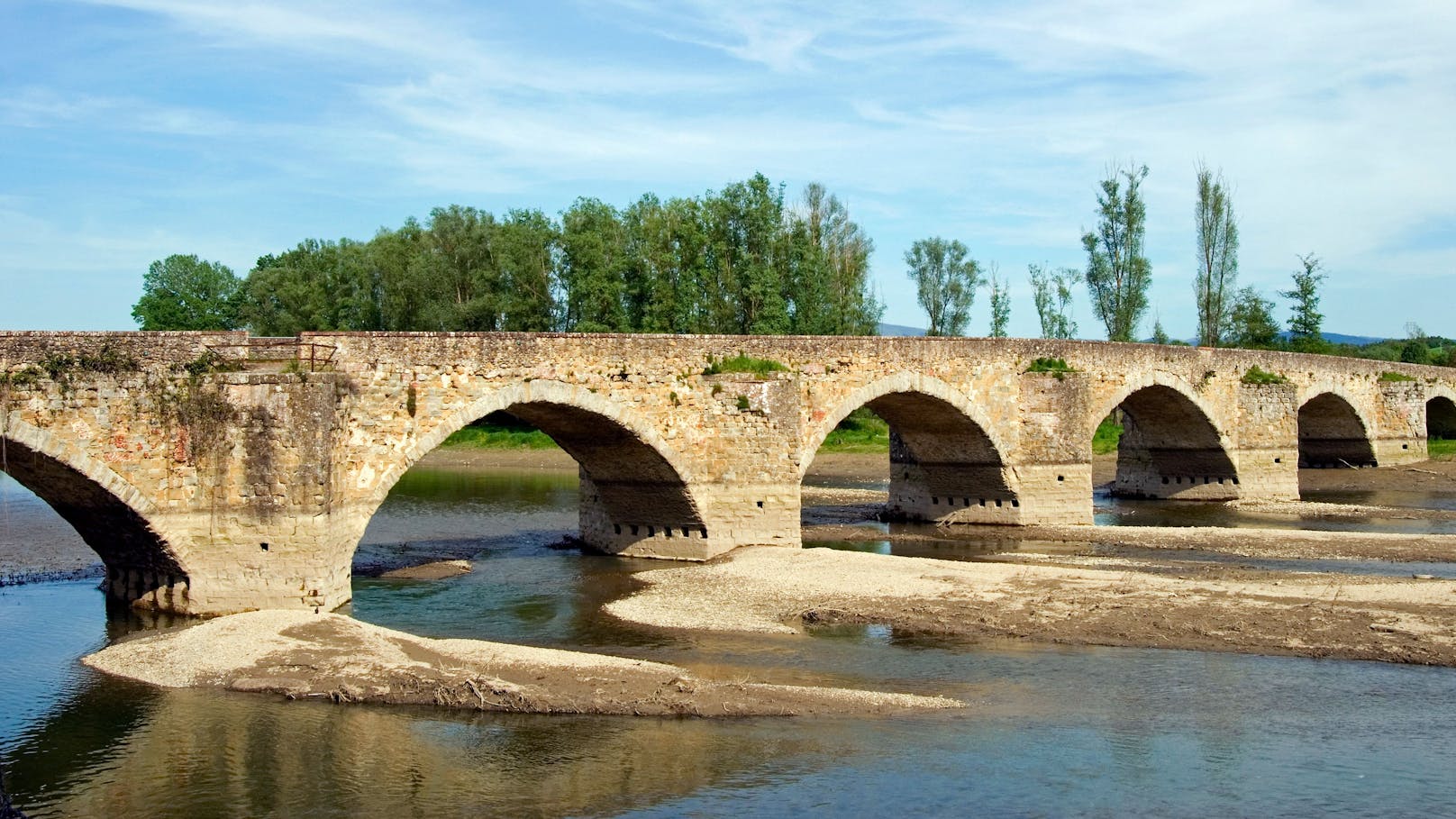 Die Ponte Buriano über den Arno ist auch ein Vorbild-Kandidat für die Brücke auf der Mona Lisa, hat aber zu viele Bögen.