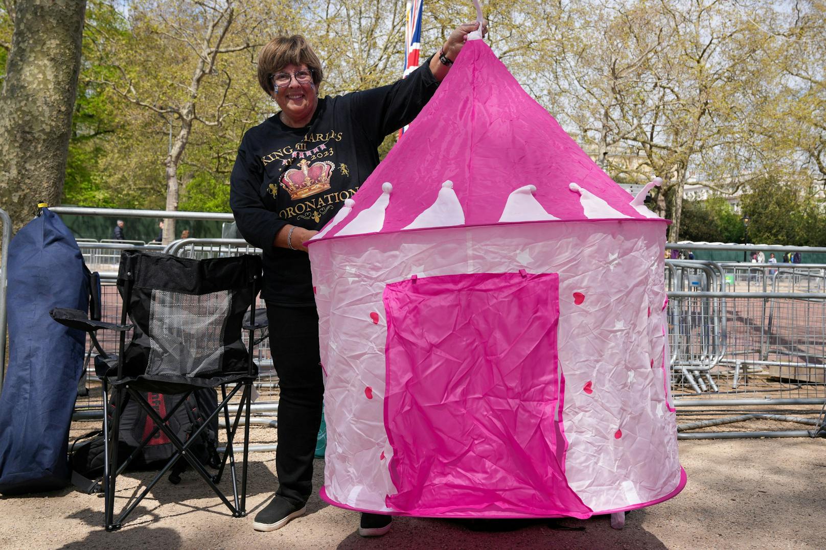 Donna Werner reiste sogar extra aus Amerika an und hat ihr eigenes passendes Schloss-Zelt mitgenommen, um für ihren guten Platz vor Ort zu campen.