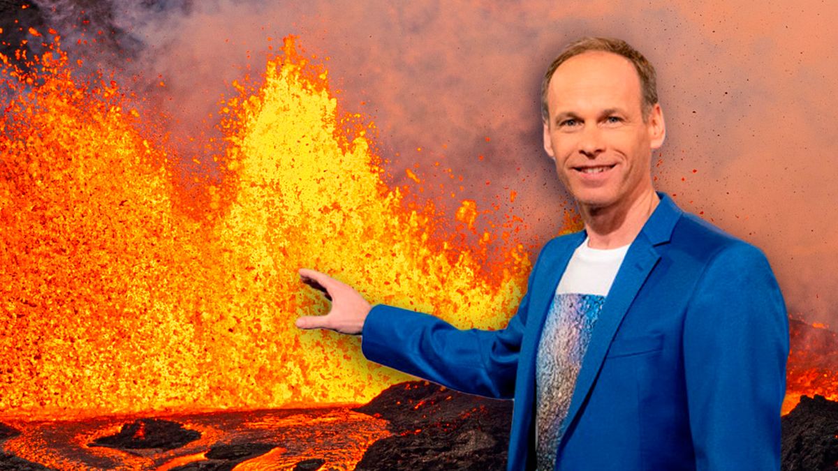 Marcus Wadsak vor dem Lava spuckenden Vulkan Mauna Loa: So ähnlich wurde der ORF-Meteorologe im Bericht eines heimischen Mediums, der einen Shitstorm von Klima-Leugnern lostrat, illustriert.
