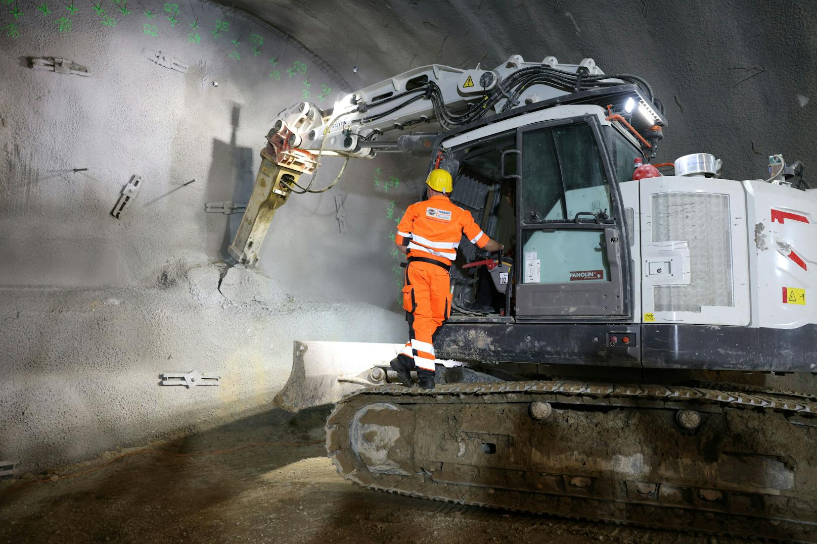 Bei der ersten neuen U5-Station Frankhplatz sind die Tunnelbauarbeiten Richtung 9. Bezirk gestartet. Der offizielle Tunnelanstich fand Mittwochnachmittag gemeinsam mit Öffi-Stadtrat Peter Hanke im Schacht Frankhplatz statt.