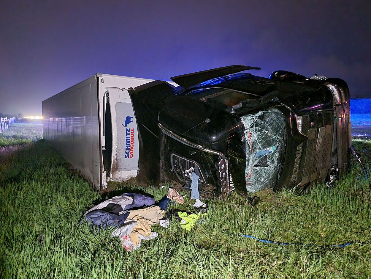 In der Nacht auf standen nach einem Lkw-Unfall Einsatzkräfte der Feuerwehr, Rettung, Polizei, ASFINAG und von einem privaten Abschleppunternehmen im Einsatz.