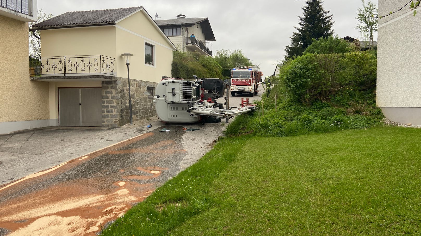 Alarm für Feuerwehr! 10-Tonnen-Bagger war umgekippt