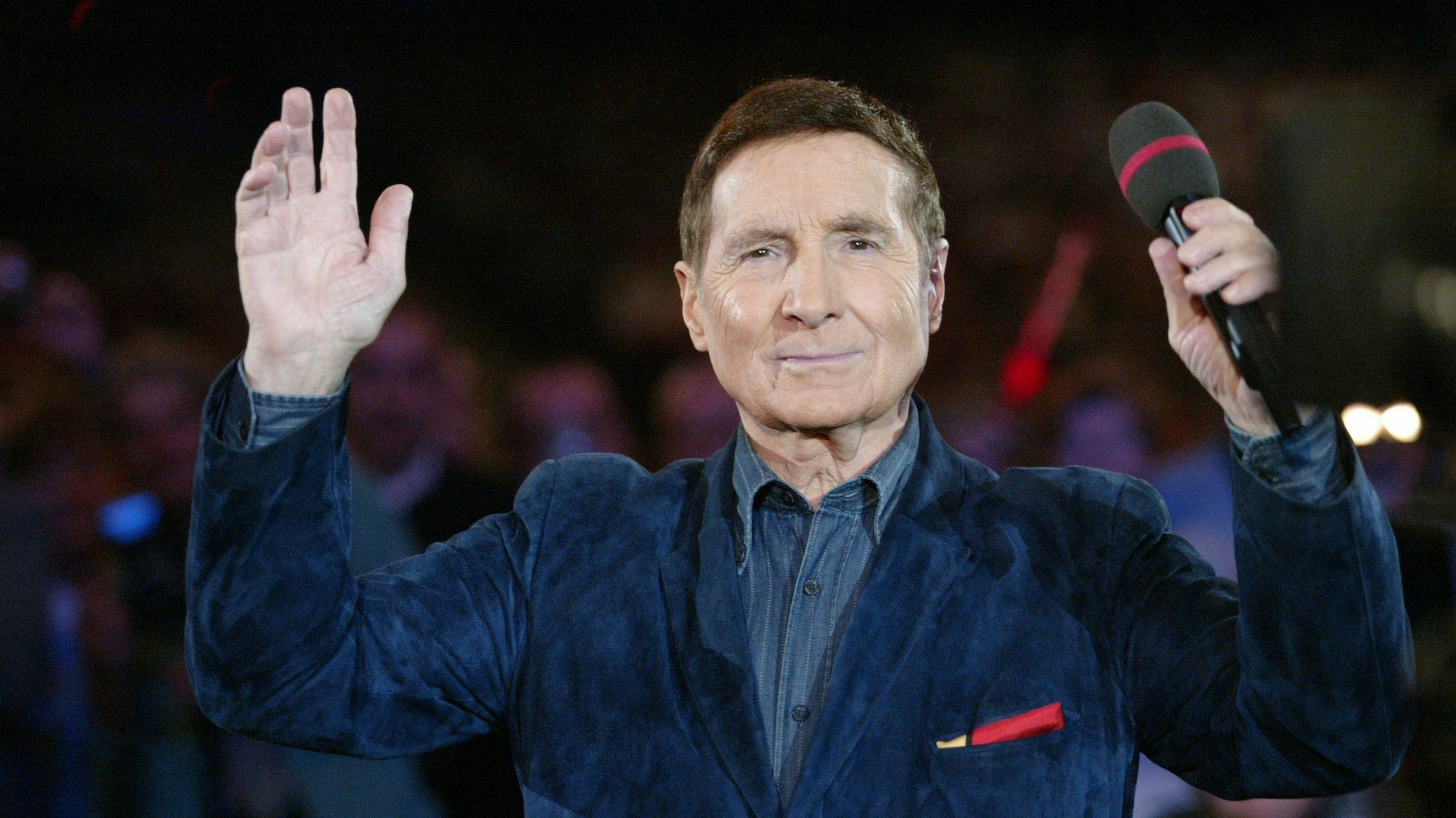 Download von www.picturedesk.com am 03.05.2023 (12:32).  © Milenko BADZIC/FIRST LOOK - FLO 402986 - Im Bild: Freddy QUINN, Live aus der Bundeshauptstadt meldet sich Karl Moik am Samstag, dem 17. April, mit dem "Musikantenstadl". Wegen einer Bypass-Operation hatte er bei der Seefelder Ausgabe erstmals in 23 "Stadl"-Jahren nicht auf der Bühne stehen können. Umso mehr freute sich der wieder genesene TV-Liebling auf den Wiener "Stadl", der wie gewohnt um 20.15 Uhr in ORF 2 zu sehen war. - 20040512_PD2237 - Rechteinfo: Rights Managed (RM)