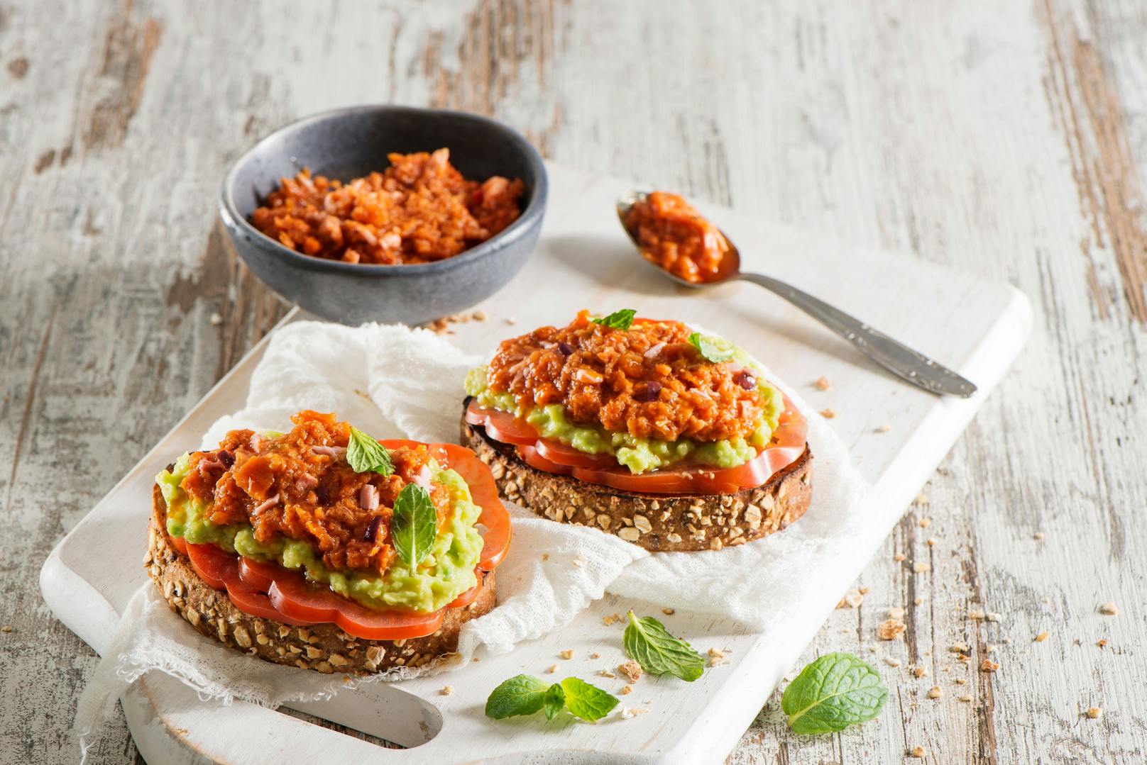 Brot mit Rio Mare Thunfisch-Pesto mit schwarzen Oliven und Chili.