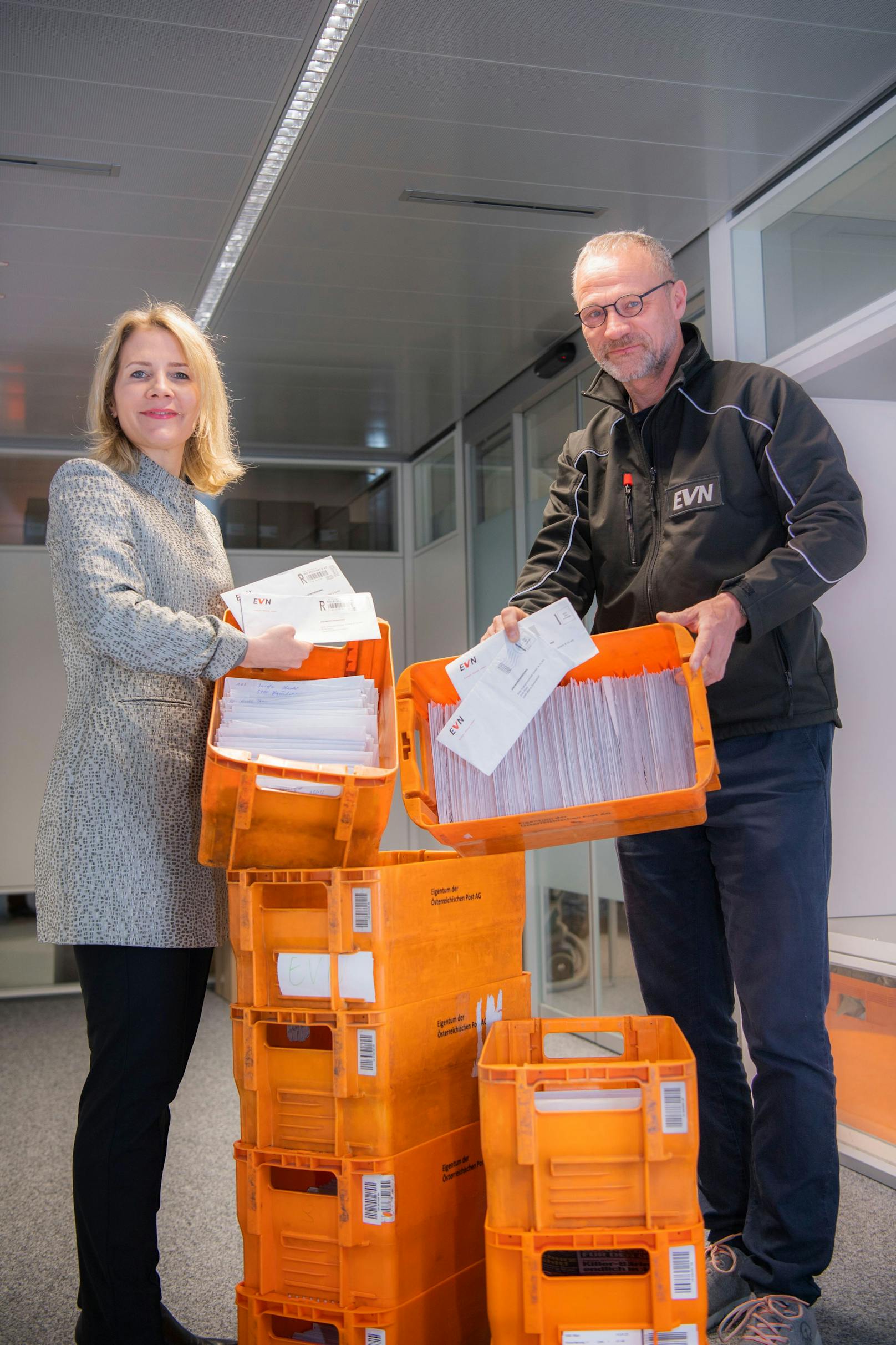 EVN-Vertriebschefin Marion Medlitsch und EVN-Sprecher Stefan Zach freuen sich über die tägliche Post.