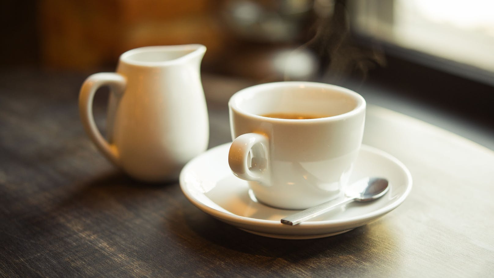 Eine Frau ging während ihrer Arbeitszeit zehn Minuten Kaffee trinken und wurde daraufhin gekündigt.