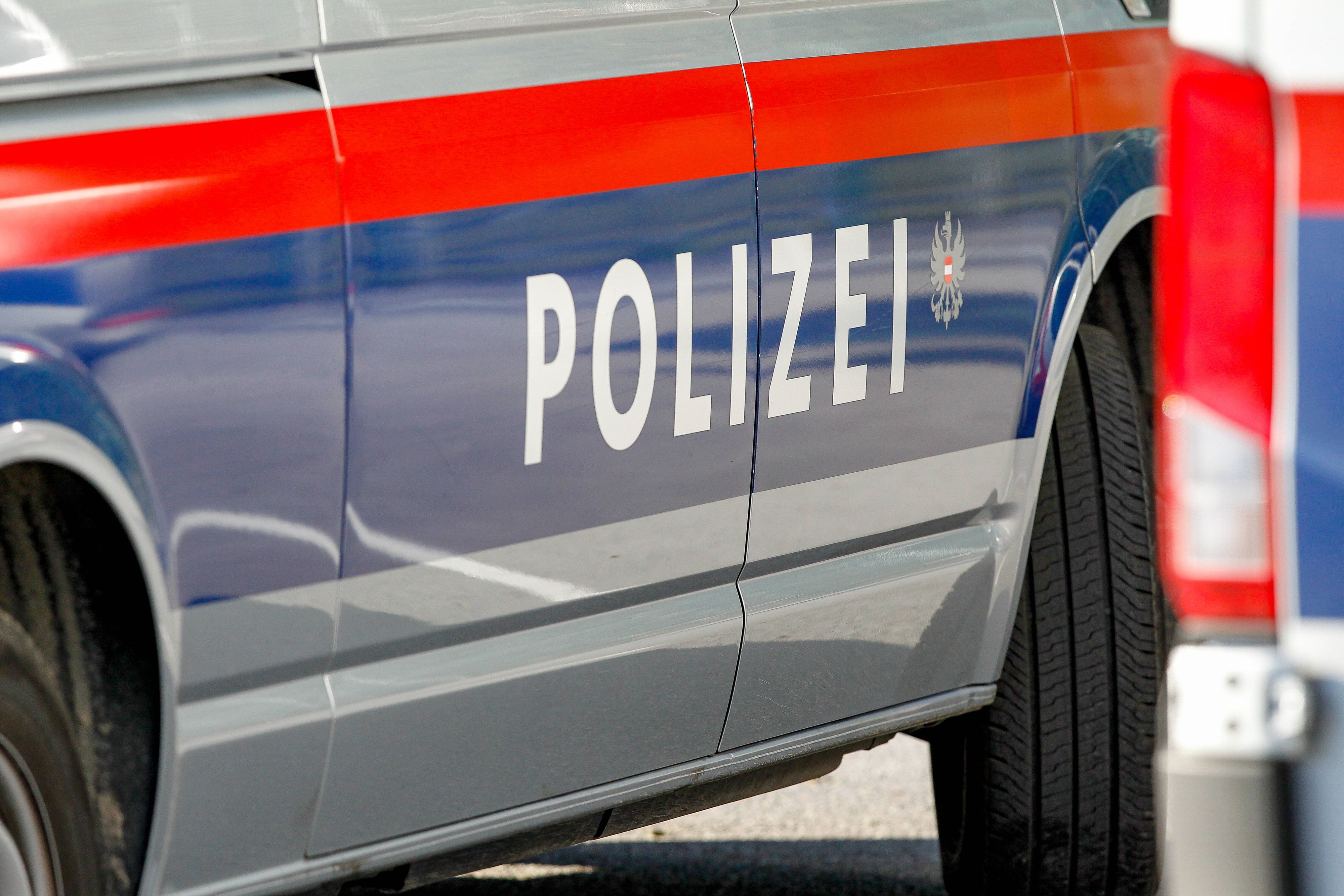 Die Polizei konnte bei der Kontrolle Suchtmittel, Bargeld und eine Gaspistole sicherstellen.