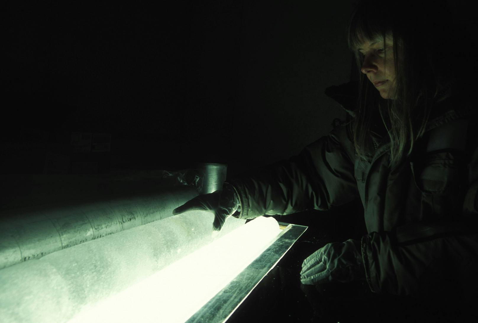 Eine Forscherin vor einem Eisbohrkern. Mit solchen Proben lassen sich Umweltdaten zu längst vergangenen Zeiten sammeln.
