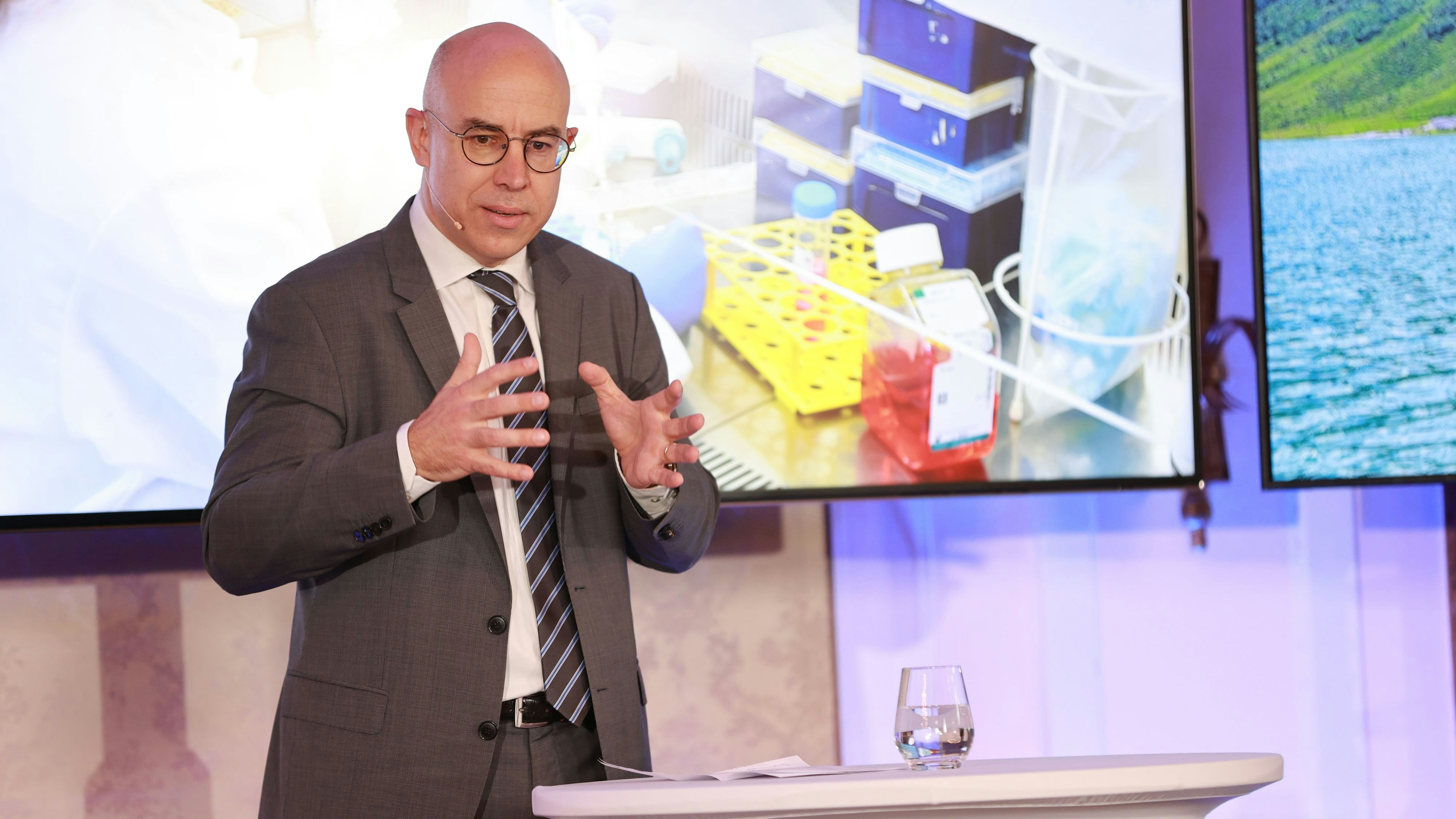 Felbermayr plädiert jetzt für die Senkung der Mehrwertsteuer auf Lebensmittel und einen Deckel für Mietpreise.