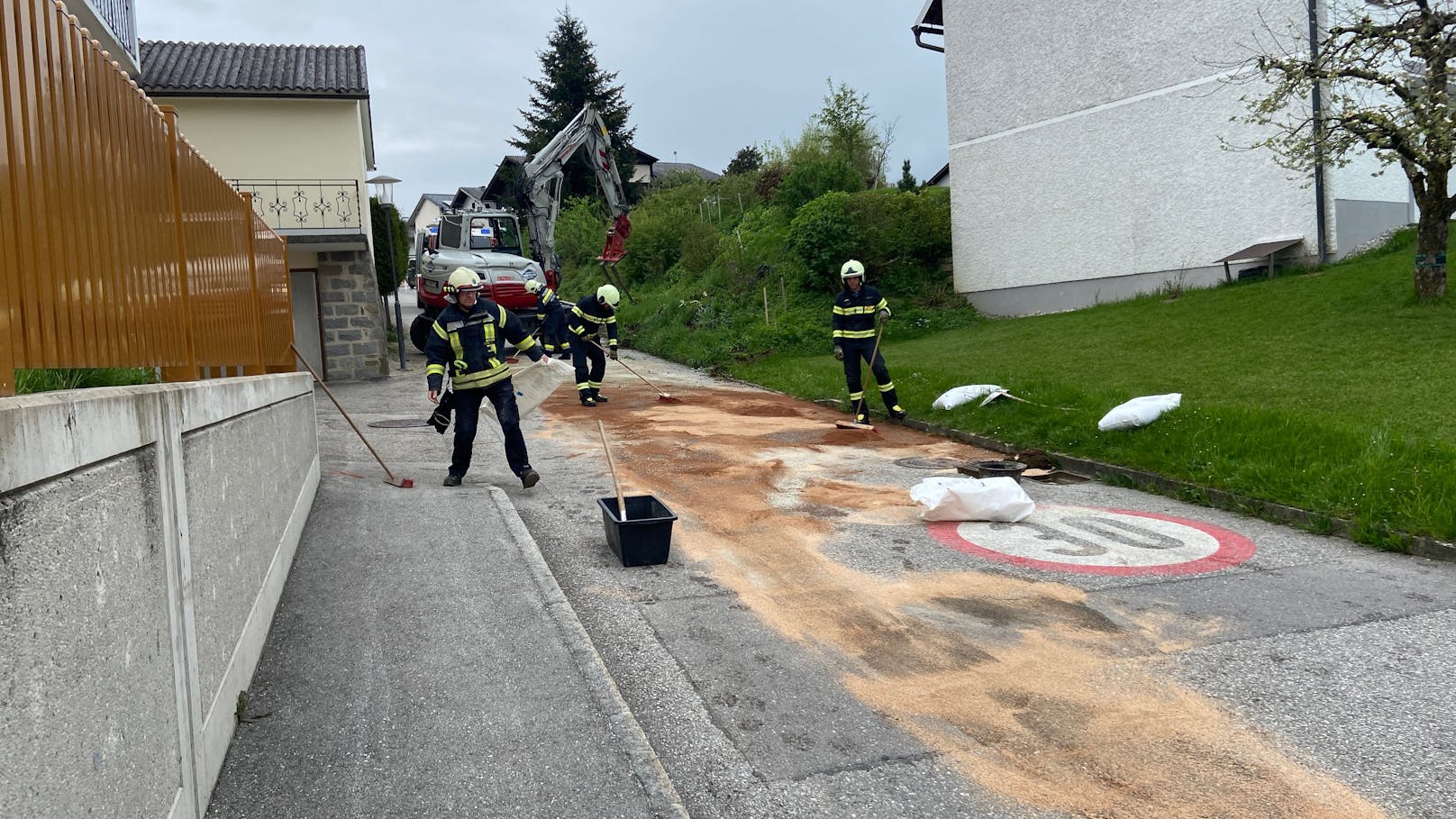 Feuerwehr stellte Bagger wieder auf.