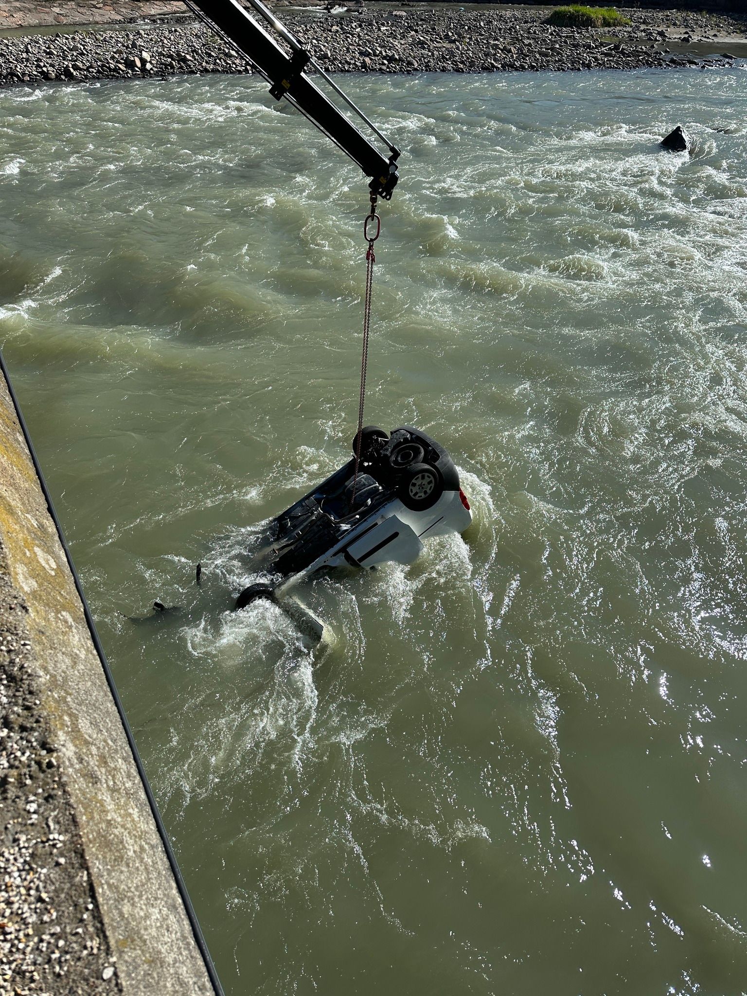 Bei dem Aufprall überschlug sich das Fahrzeug