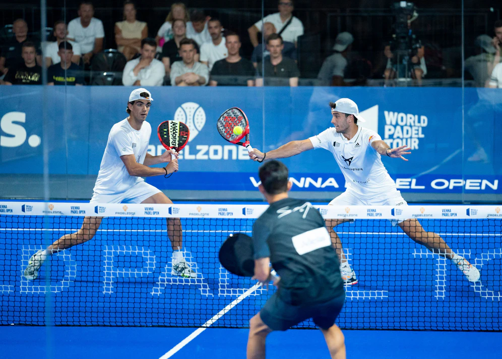 Juan Lebron Chincoa (Spanien) und Alejandro Galan Romo (Spanien) bei der VIENNA PADEL OPEN 2022 in der STEFFL Arena.
