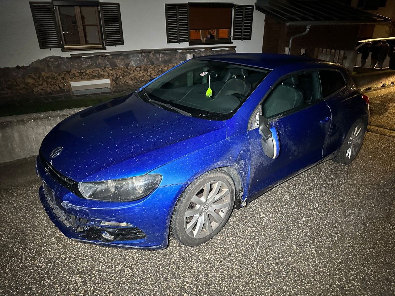 Das Fahrzeug wurde bei der Flucht stark beschädigt.