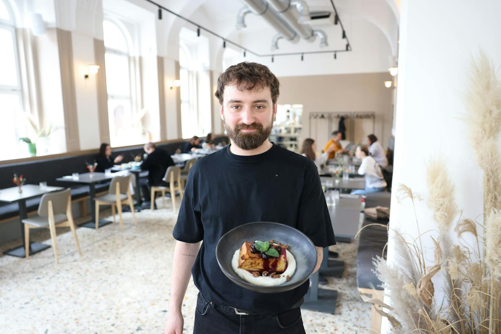 Chef Mykola Antonishen bietet im "Sil" ganztägiges Frühstück an.
