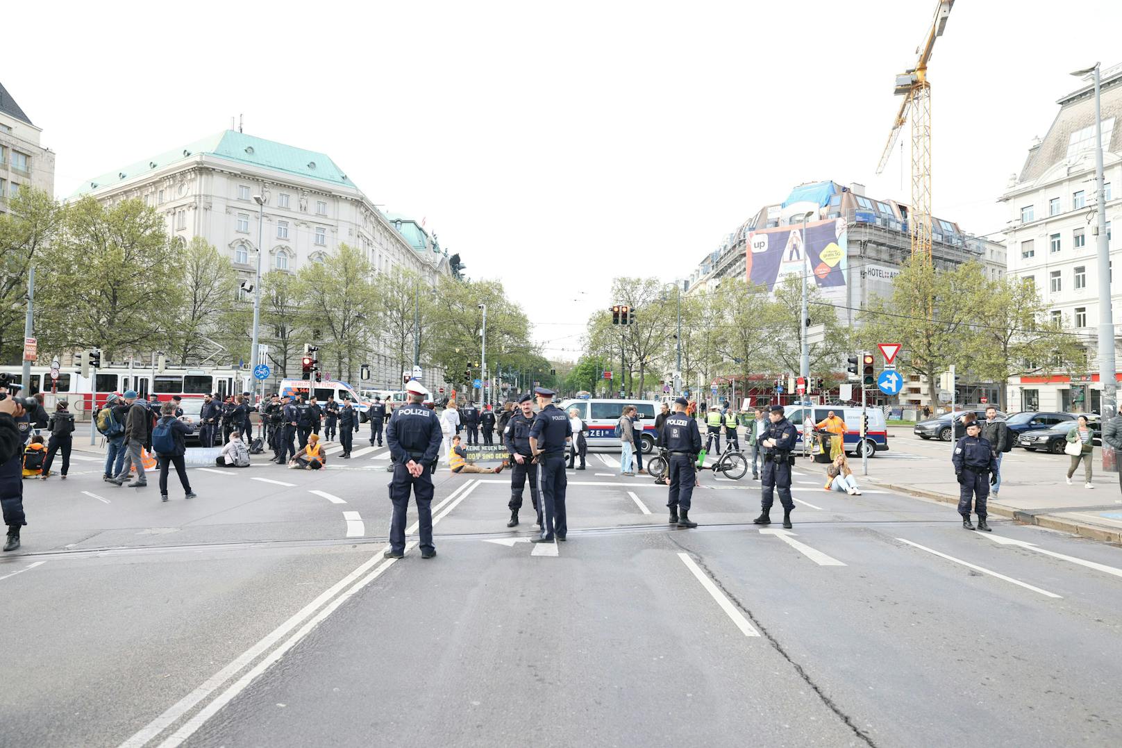 Tag 2 startete mit einer Blockade von Ring, Aspernbrücke und Donaustraße.
