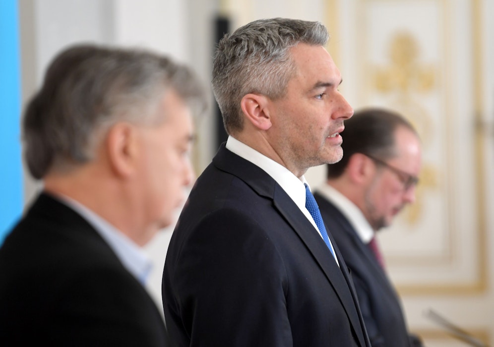 Die Bundesregierung beschloss am Mittwoch die Unterstützung des Auslandskatastrophenfonds mit 21,5 Millionen Euro. Archivbild von Bundeskanzler Karl Nehammer (Mitte) und Vizekanzler Werner Kogler (links) und Außenminister Alexander Schallenberg (rechts). 
