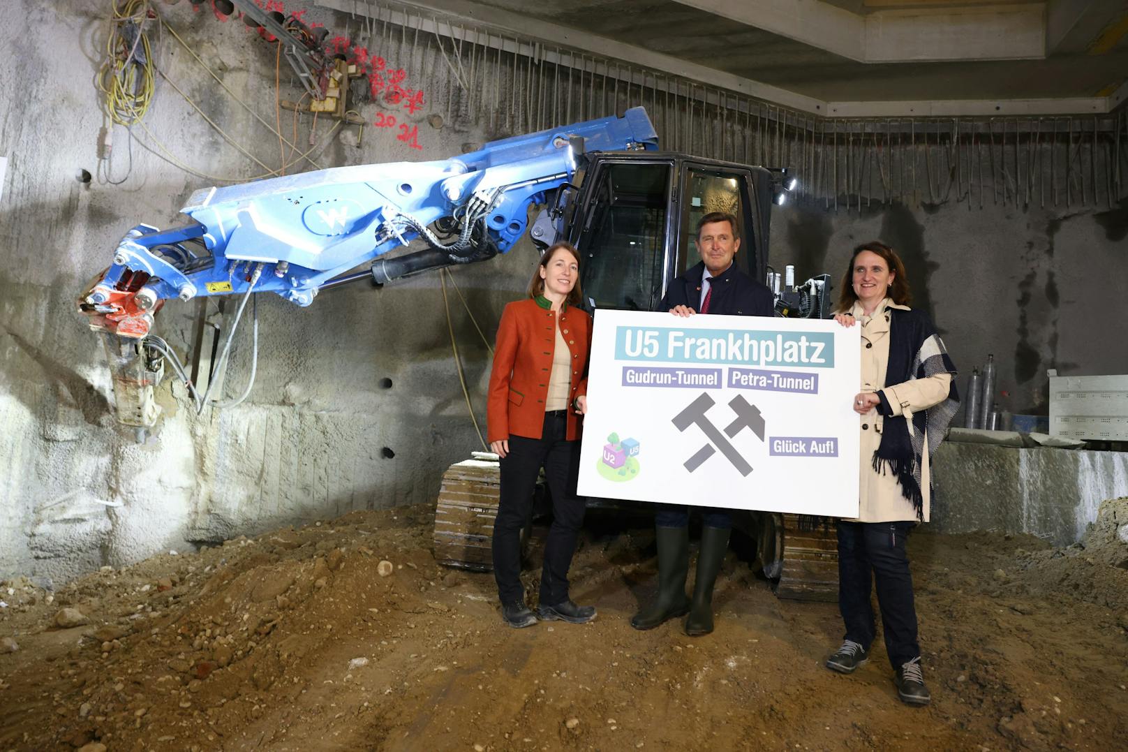 Bei der ersten neuen U5-Station Frankhplatz sind die Tunnelbauarbeiten Richtung 9. Bezirk gestartet. Der offizielle Tunnelanstich fand Mittwochnachmittag gemeinsam mit Öffi-Stadtrat Peter Hanke im Schacht Frankhplatz statt.