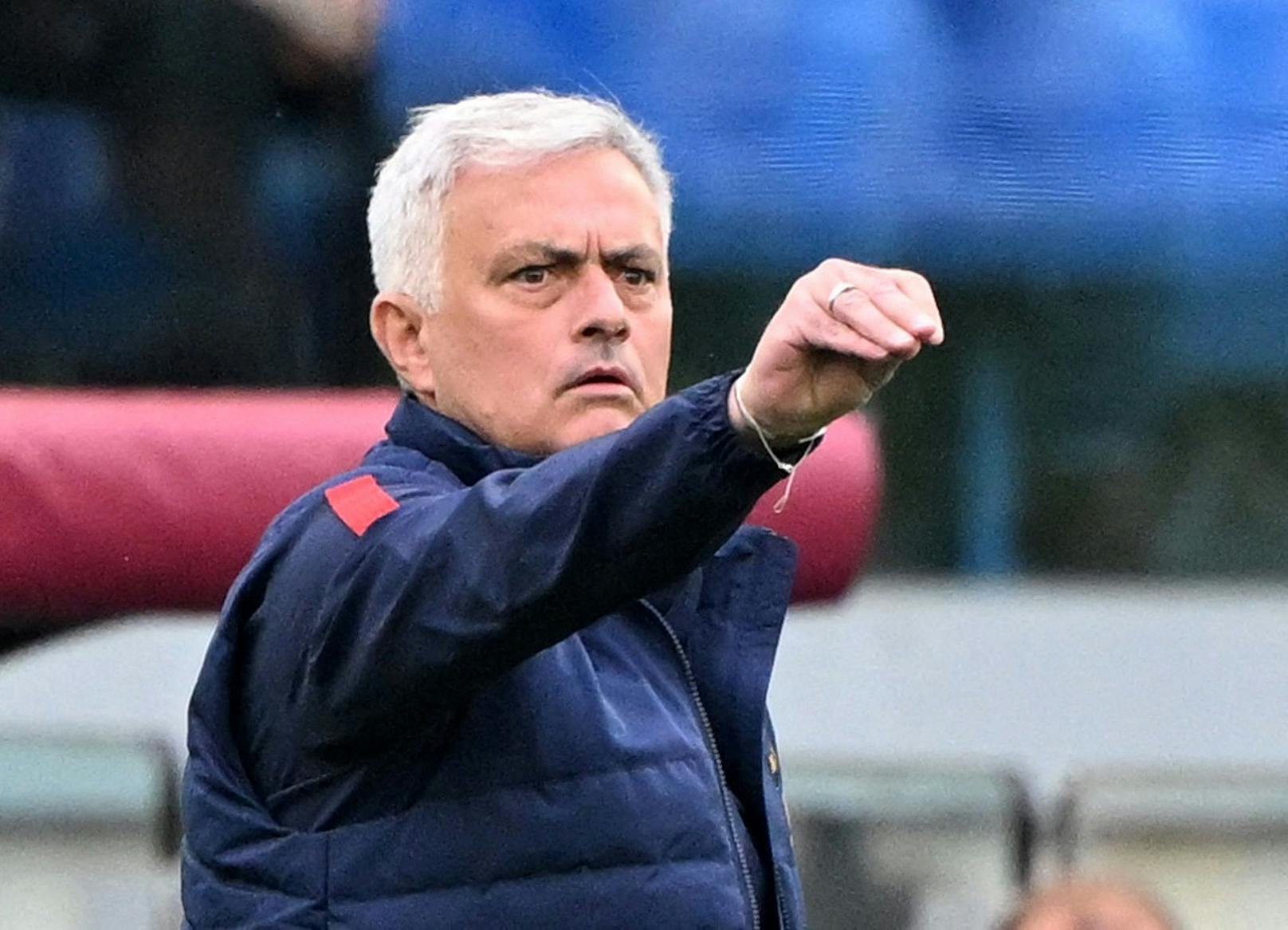 Der portugiesische Star-Trainer Jose Mourinho ist mit einer kuriosen Aktion aufgefallen. 