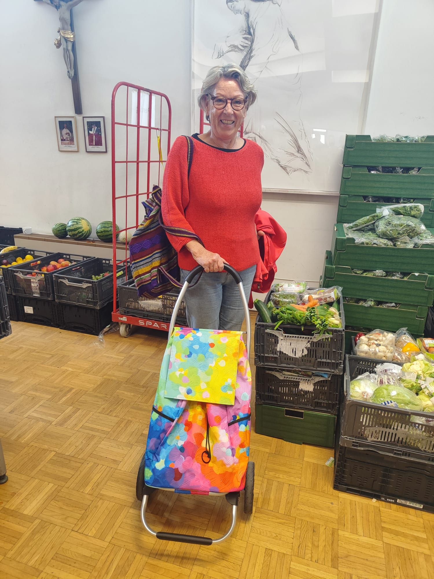Sibylle E. (70) kauft regelmäßig bei der Lebensmittelausgabe der Caritas ein. Die pensionierte Lehrerin kommt mit ihrem Geld kaum über die Runden.
