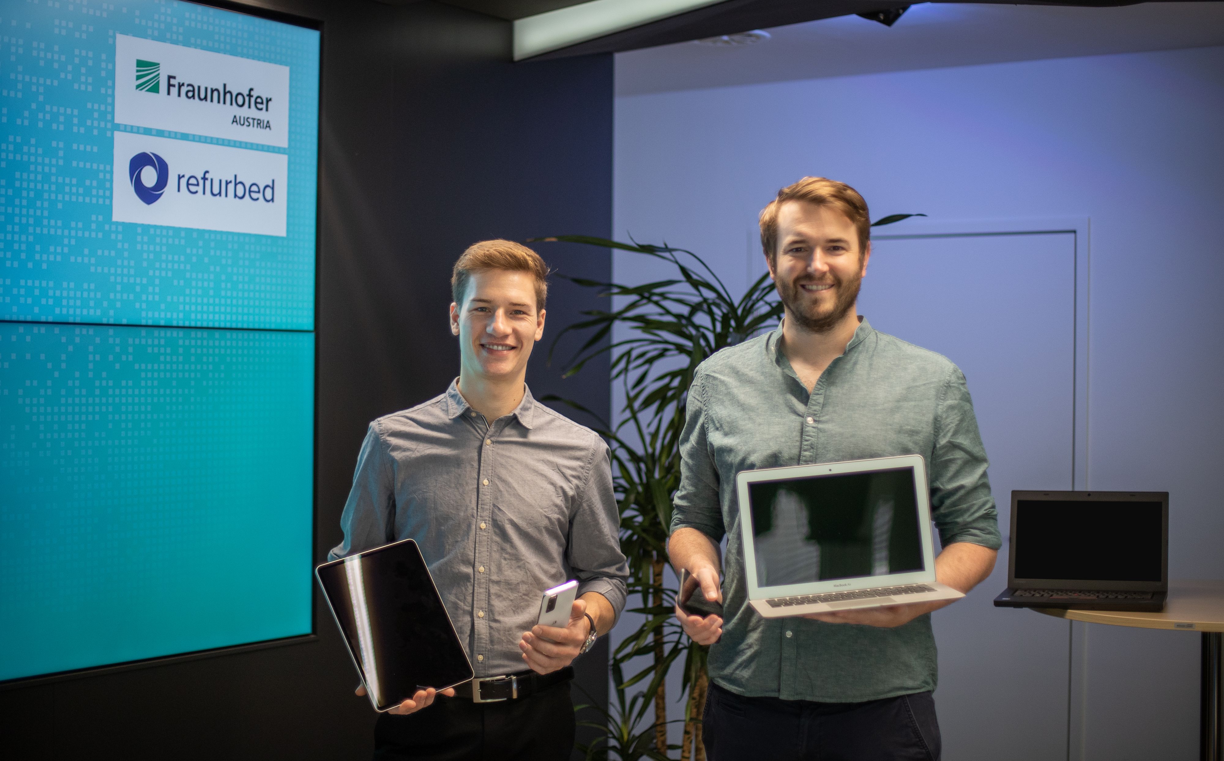 Von links: Paul Rudorf,&nbsp;Studienautor von Fraunhofer Austria, und refurbed-Co-Gründer Peter Windischhofer.