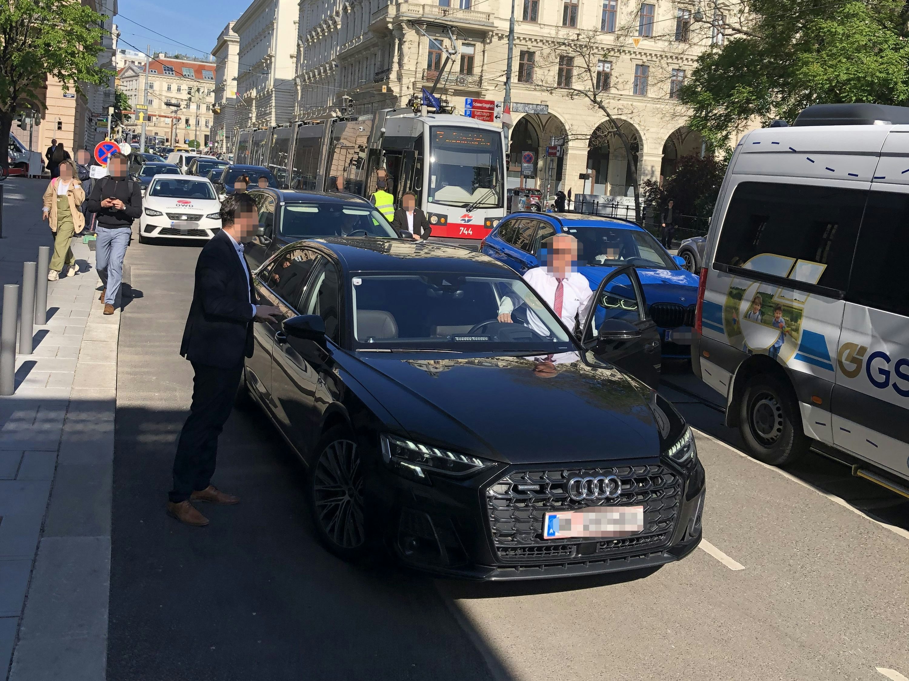Mehrere Straßenbahnlinien wurden blockiert.