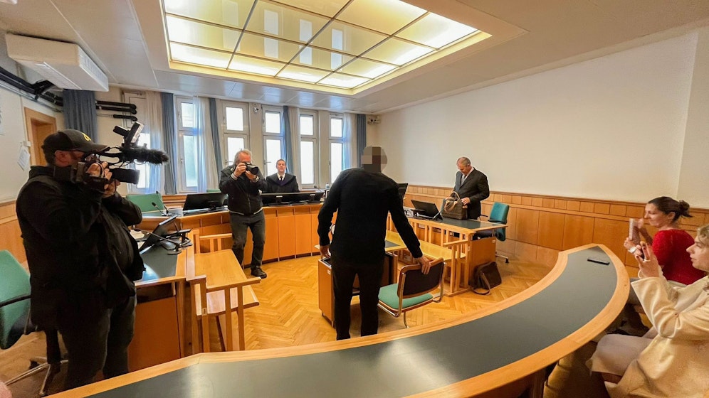 Der Fußballtrainer (mitte) war jahrelang im Damenfußball aktiv.