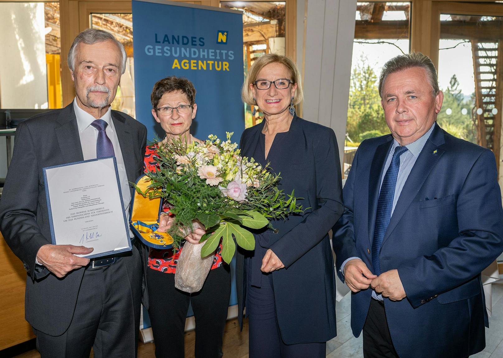 Manfred Weissinger mit Gattin Renate, Landeshauptfrau Johanna Mikl-Leitner und dem Zwettler Bürgermeister und Landtagsabgeordneten Franz Mold bei seiner Verabschiedung im Hotel Schwarz Alm.