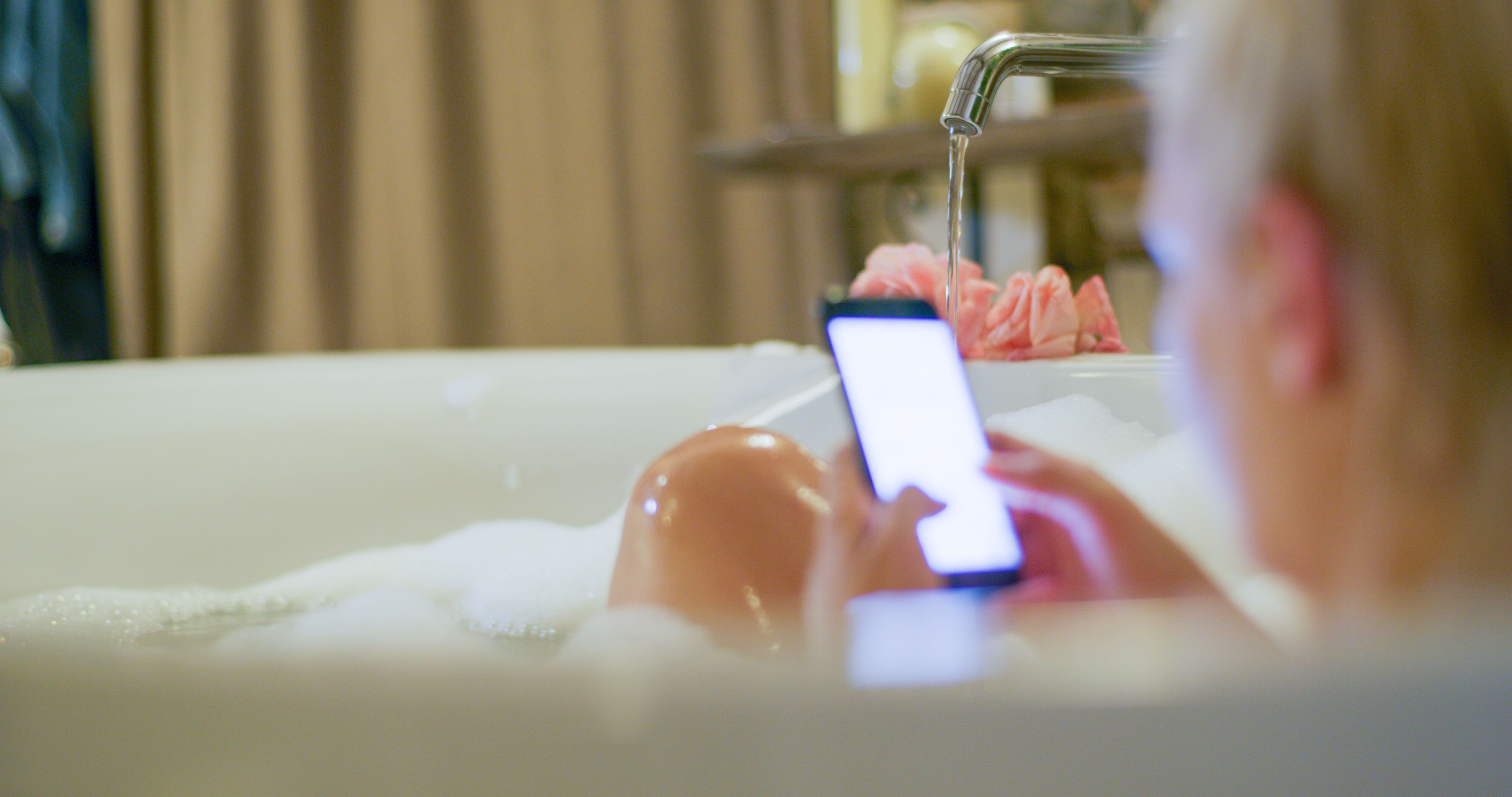 Wieder stirbt eine junge Frau bei einem Badewannen-Handy-Vorfall.