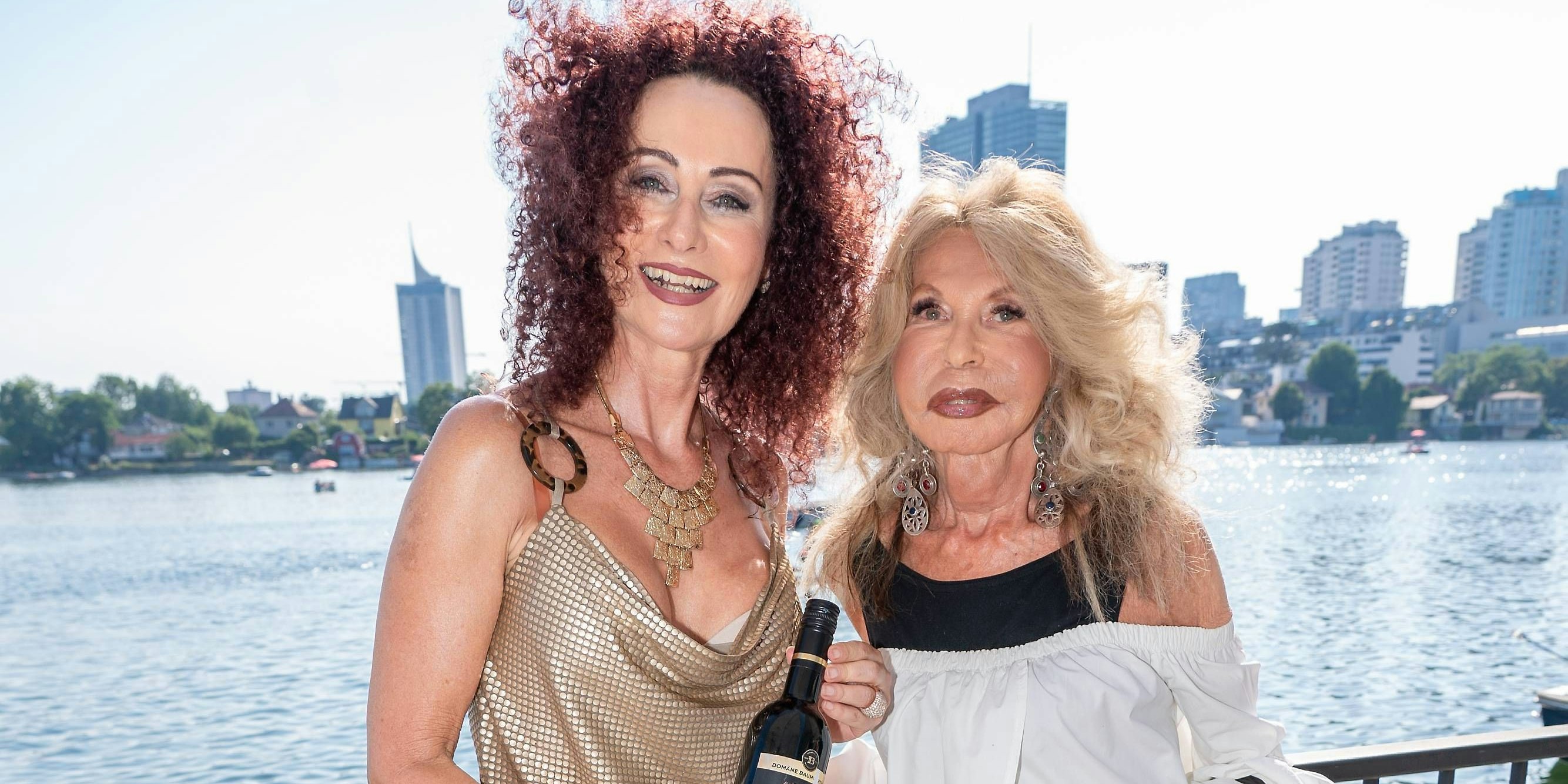 Zu ihrem Geburtstag vor zwei Jahren lud Mausi Lugner ihre Freundin Jeannine Schiller (v.l.) im Strandcafé alte Donau mit.