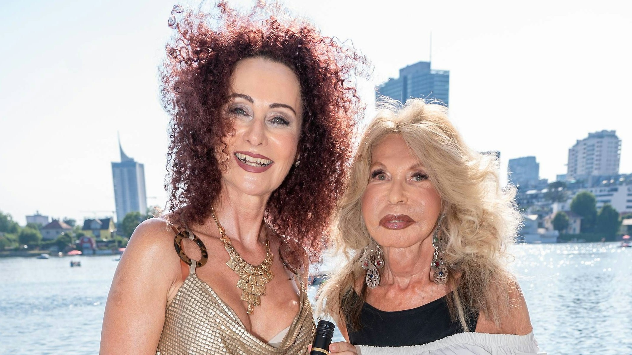 Zu ihrem Geburtstag vor zwei Jahren lud Mausi Lugner ihre Freundin Jeannine Schiller (v.l.) im Strandcafé alte Donau mit.