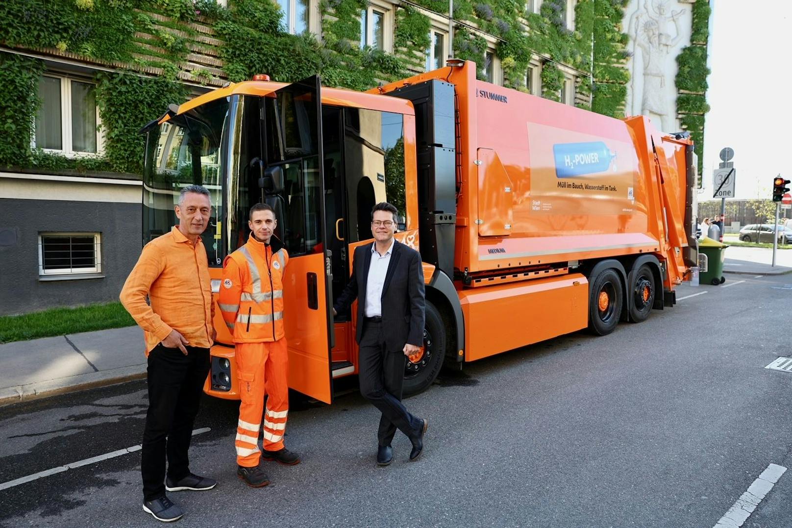 4 8er-Abteilungsleiter Josef Thon, ein Mitarbeiter der 48er und Klimastadtrat Jürgen Czernohorszky (SPÖ, v.l) mit dem Wasserstoff-Müllauto.