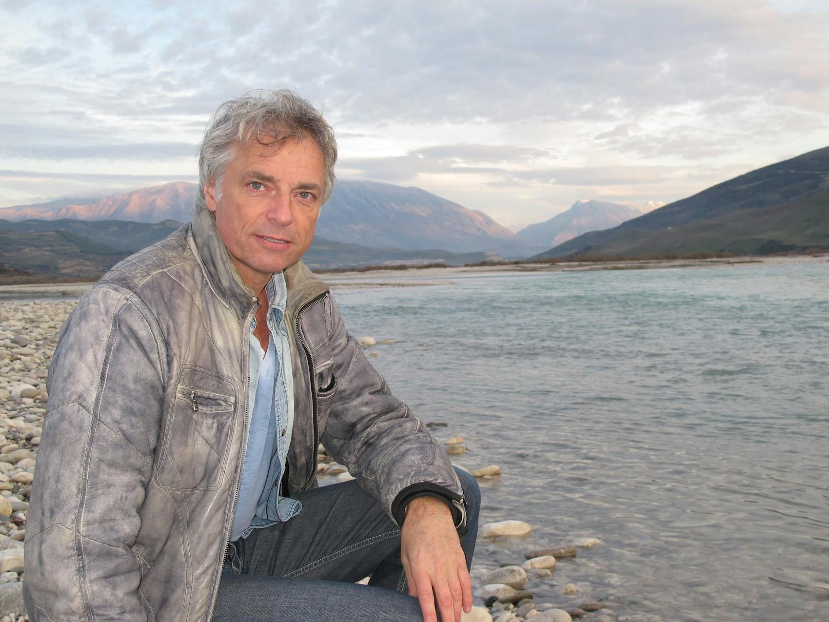 Umweltschützer Ulrich Eichelmann an der Vjosa in Albanien. Jahrelang kämpfte er gegen die Zerstörung des Wildflusses – mit Erfolg. Die albanische Regierung hat den Fluss im Süden des Landes zum Nationalpark erklärt.
