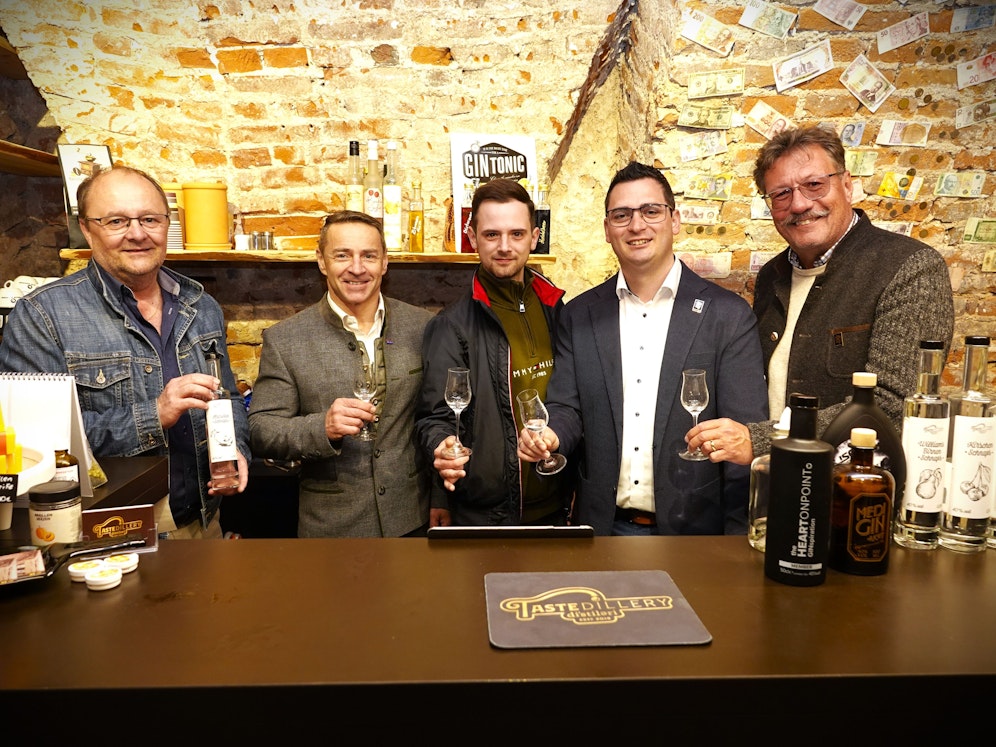 Bei der Gin-Verkostung: Stadtrat Nikolaus Weinwurm, Bezirkspolizeikommandant Thomas Heinreichsberger, Fabian Sautner (Tastedillery), Bürgermeister Patrick Strobl und Stadtrat Peter Rath