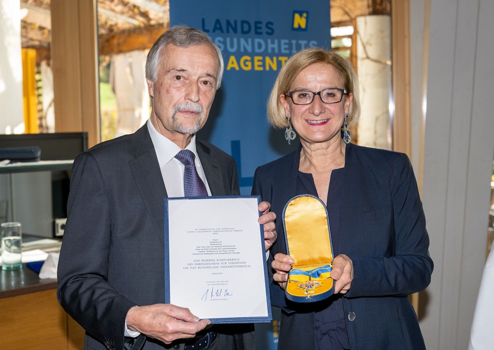 Landeshauptfrau Johanna Mikl-Leitner überreichte Manfred Weissinger das „Silberne Komturkreuz mit dem Stern des Ehrenzeichens“.