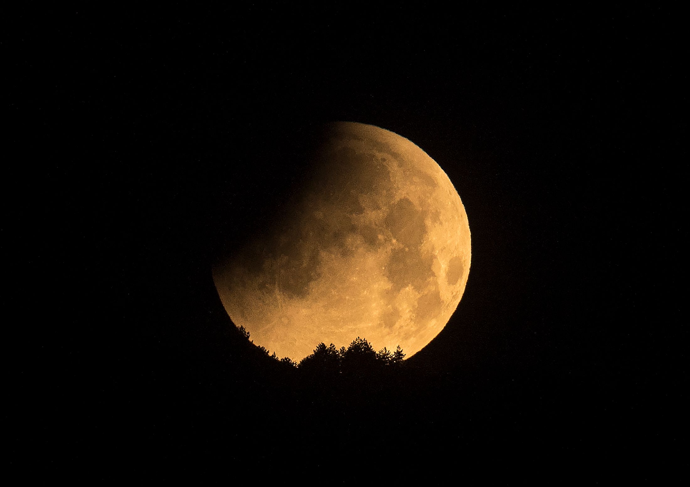 Download von www.picturedesk.com am 04.05.2023 (14:11).  The moon is seen during a penumbral lunar eclipse in Skopje, on May 16, 2022. (Photo by Robert ATANASOVSKI / AFP) - 20220516_PD1149 - Rechteinfo: Rights Managed (RM) Nur für redaktionelle Nutzung! Werbliche Nutzung erfordert Freigabe: bitte schicken Sie uns eine Anfrage.