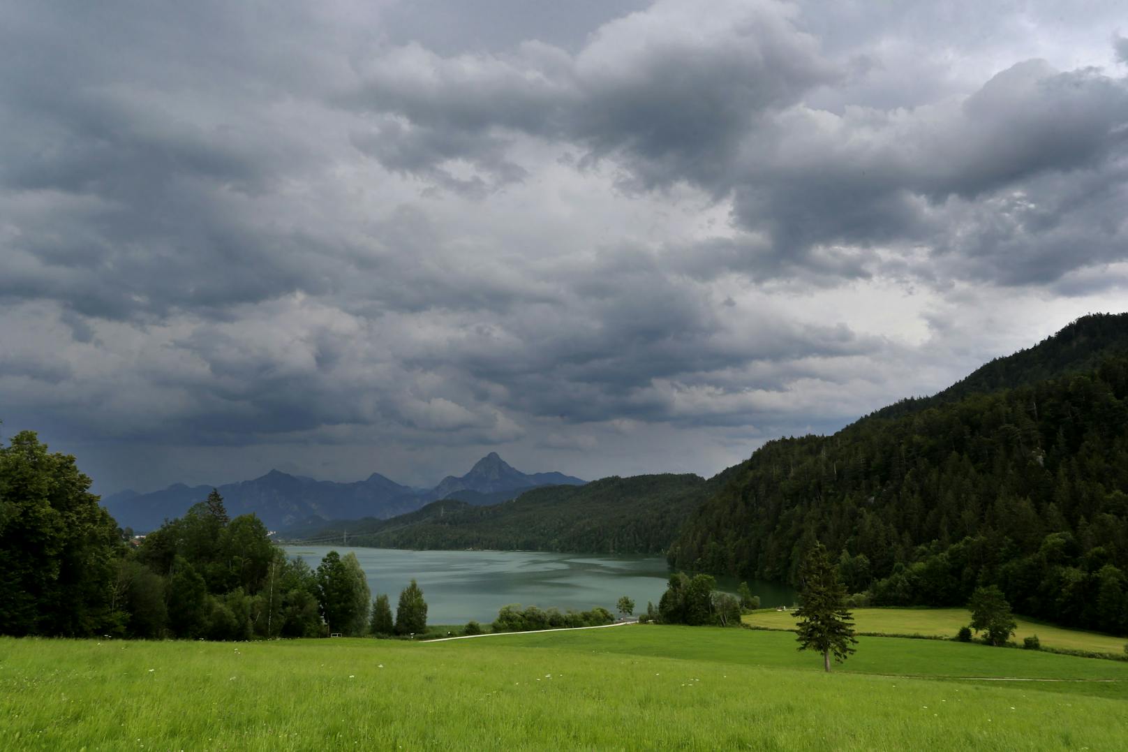 Die Freude über den ersten Sommertag währt nur kurz – denn eine Gewitterfront braust auf Österreich zu. (Symbolbild)