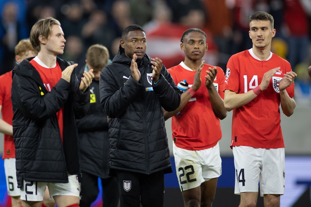Die ÖFB-Teamspieler Wimmer, Alaba, Lazaro und Ljubicic bedanken sich bei den rot-weiß-roten Fans.&nbsp;