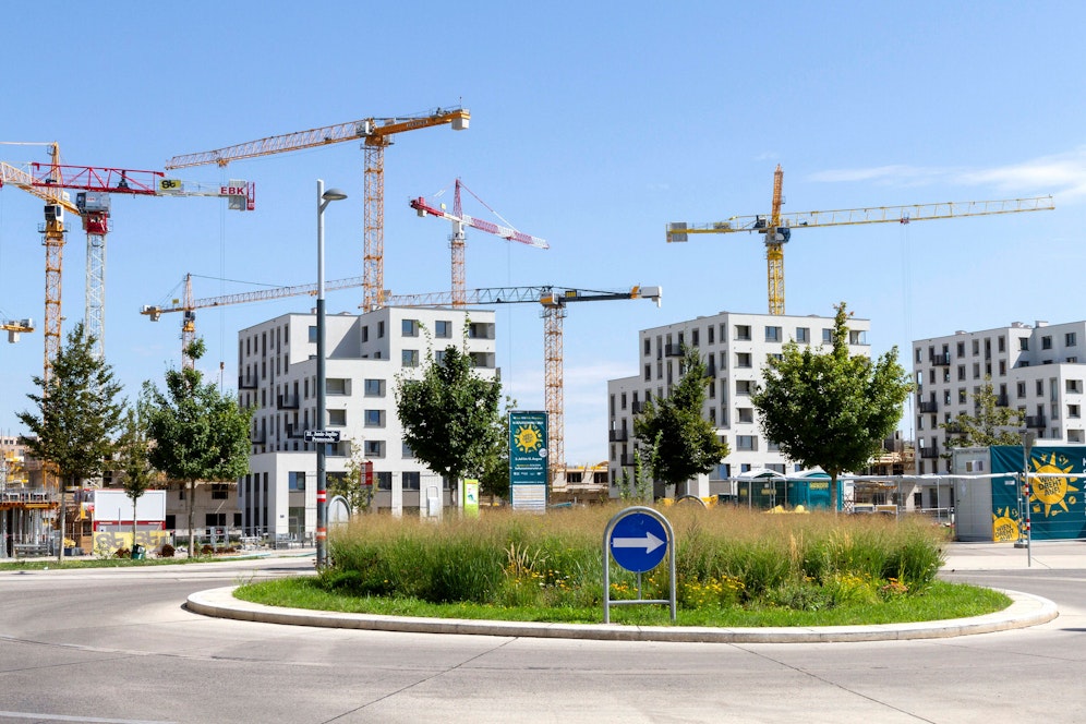 In Österreich wird jährlich eine riesige Menge an Boden versiegelt. Im Bild: Baukräne in der Seestadt Aspern.