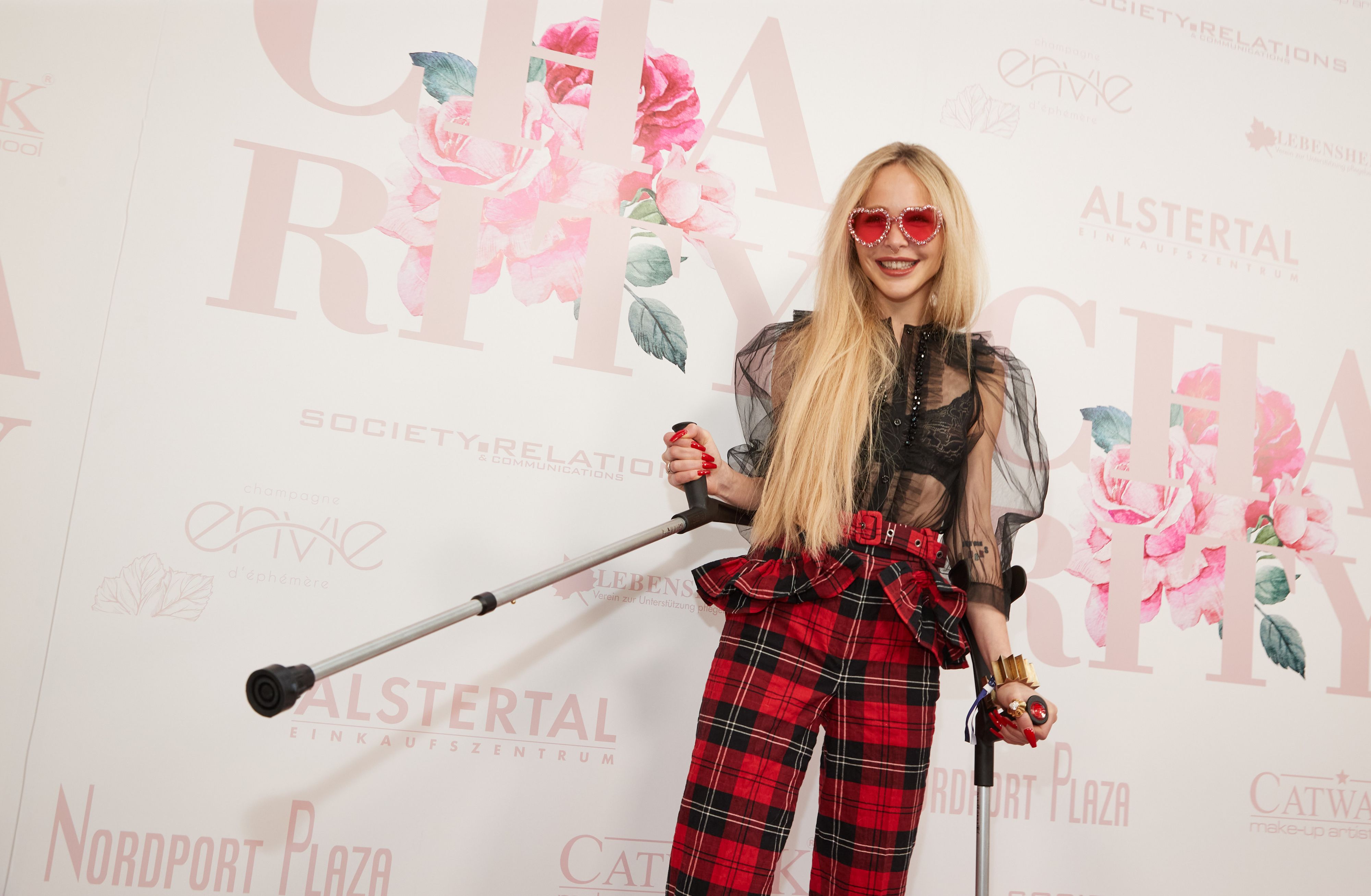 Theresia Fischer mit Krücken wegen ihrer Beinverlängerung im Mai 2022.