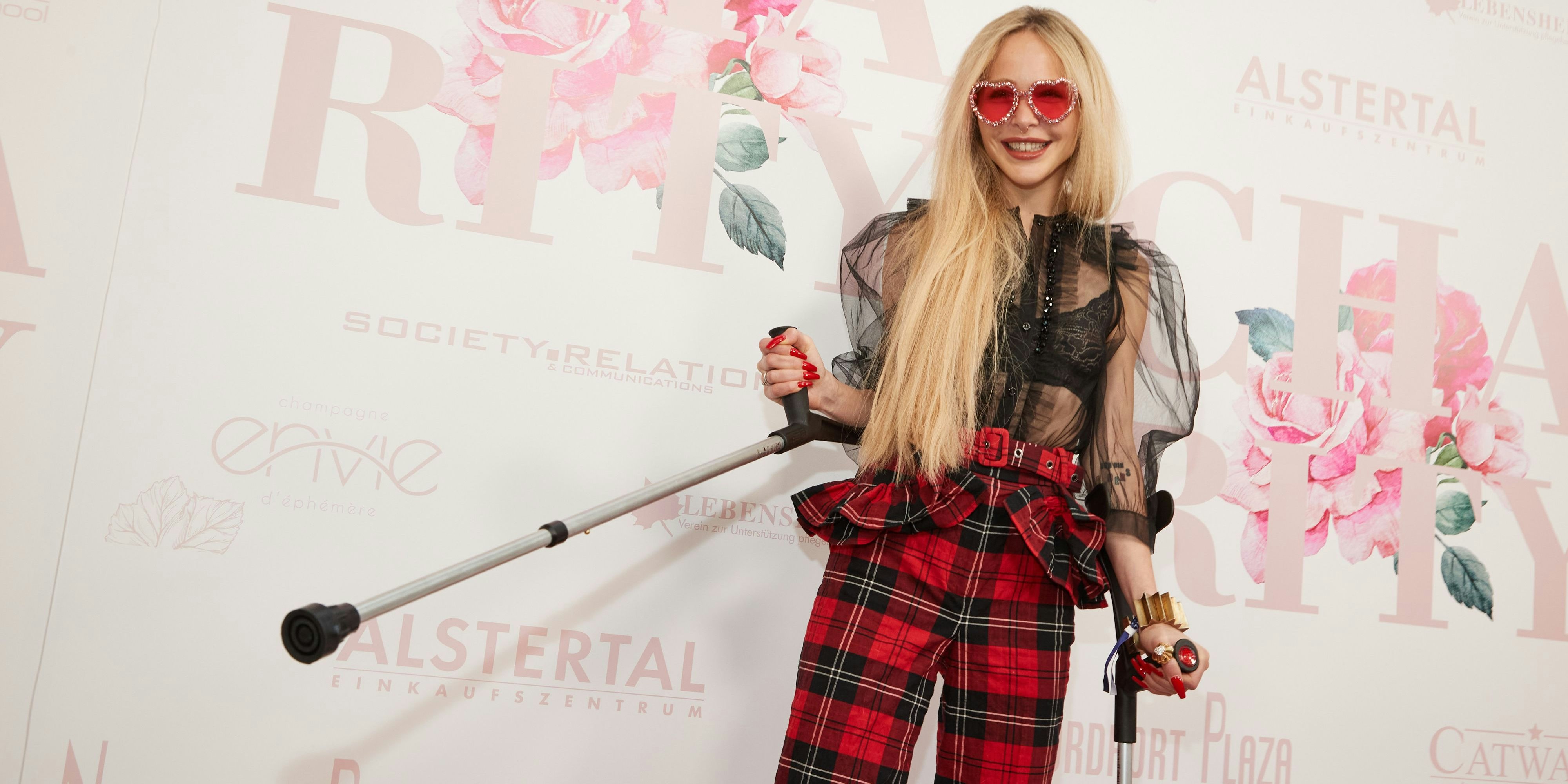 Theresia Fischer mit Krücken wegen ihrer Beinverlängerung im Mai 2022.