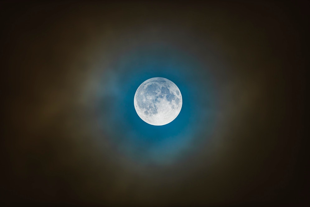 Zu einer Halbschatten-Mondfinsternis kommt es, wenn sich die Erde zwischen Sonne und <a href=