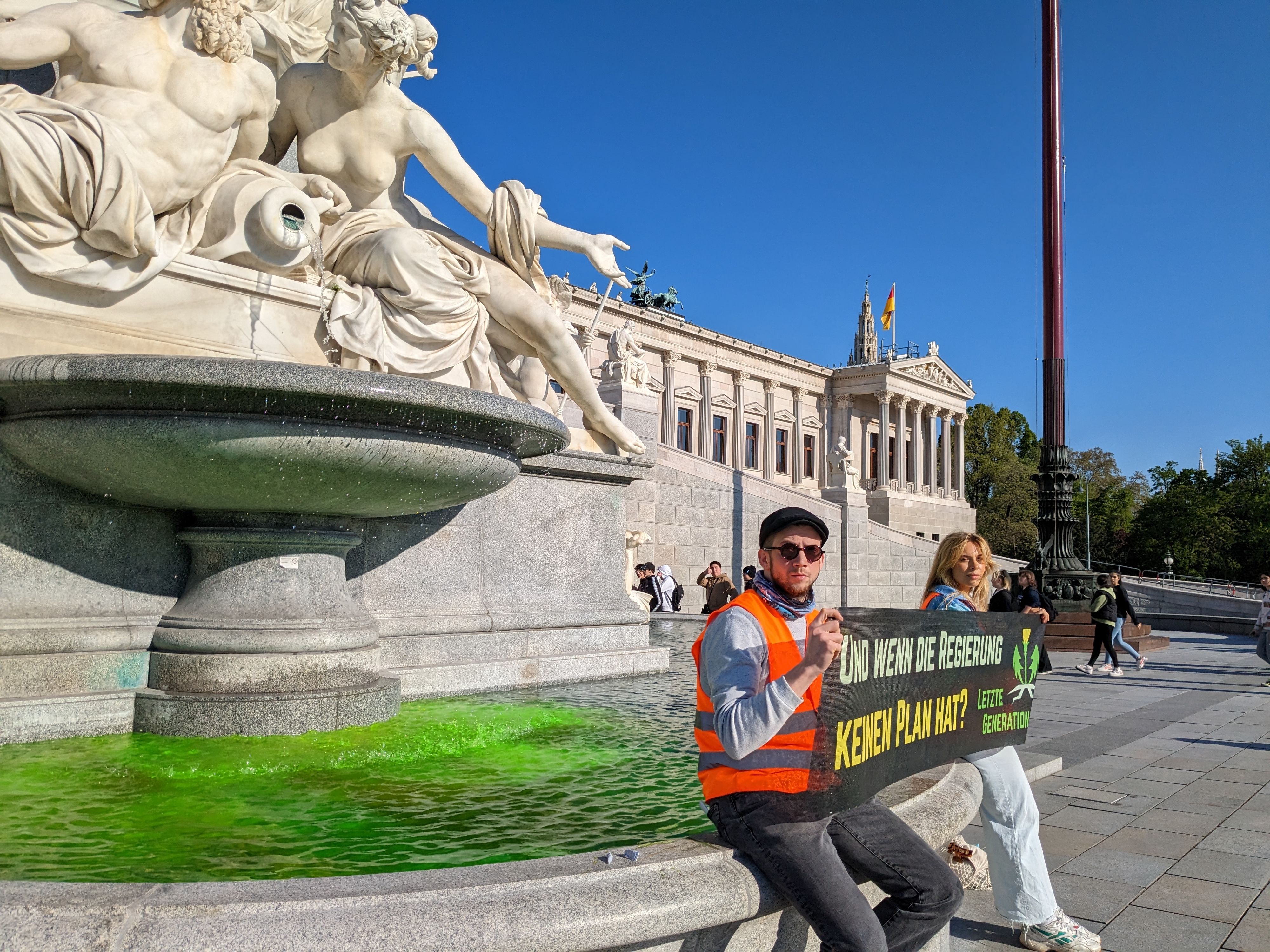 Die Aktion mit dem grünen Brunnen hätte für Aktivistin Anja Windl und ihren Kollegen beinahe ein rechtliches Nachspiel gehabt.&nbsp;