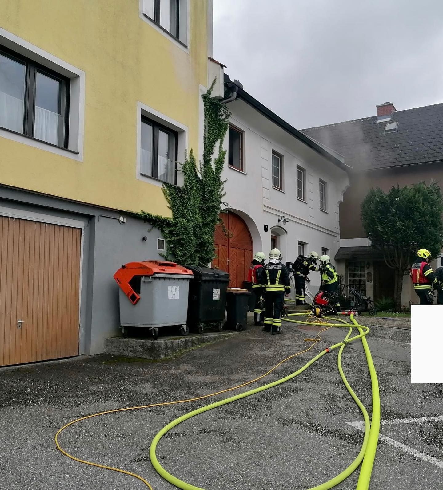 Die Mutter rettete sich mit ihrem Kind aus der brennenden Wohnung.