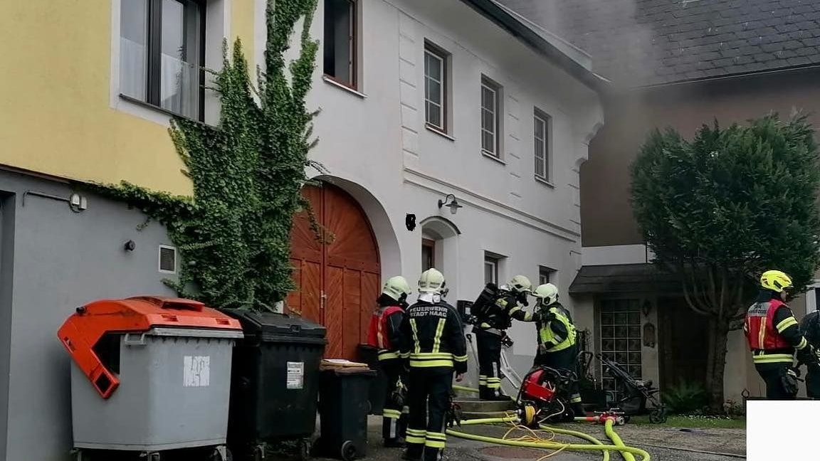 Die Mutter rettete sich mit ihrem Kind aus der brennenden Wohnung.