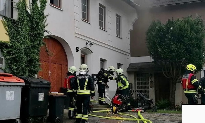 Die Mutter rettete sich mit ihrem Kind aus der brennenden Wohnung.