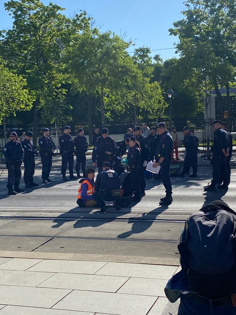 Die Aktivisten haben sich vor dem Parlament festgeklebt.