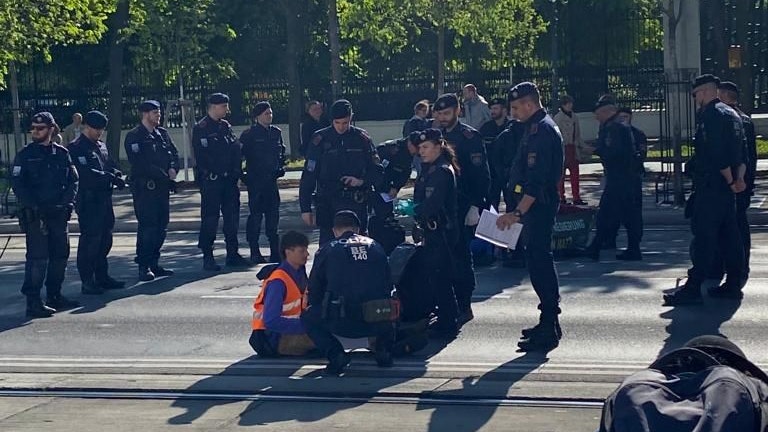 Die Aktivisten haben sich vor dem Parlament festgeklebt.