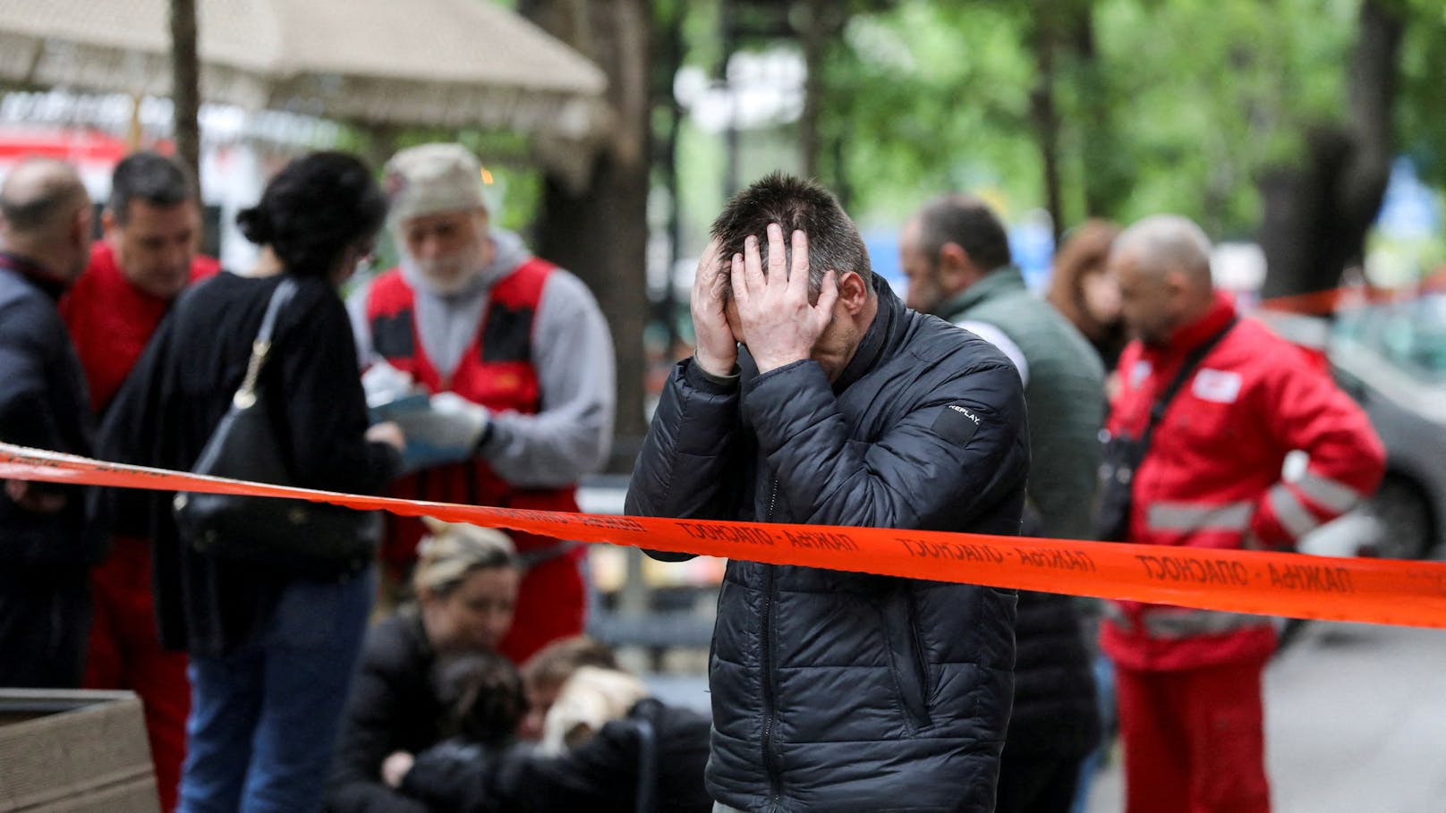 In Belgrad sind neun Menschen bei einem Angriff auf eine Schule gestorben, darunter acht Kinder.