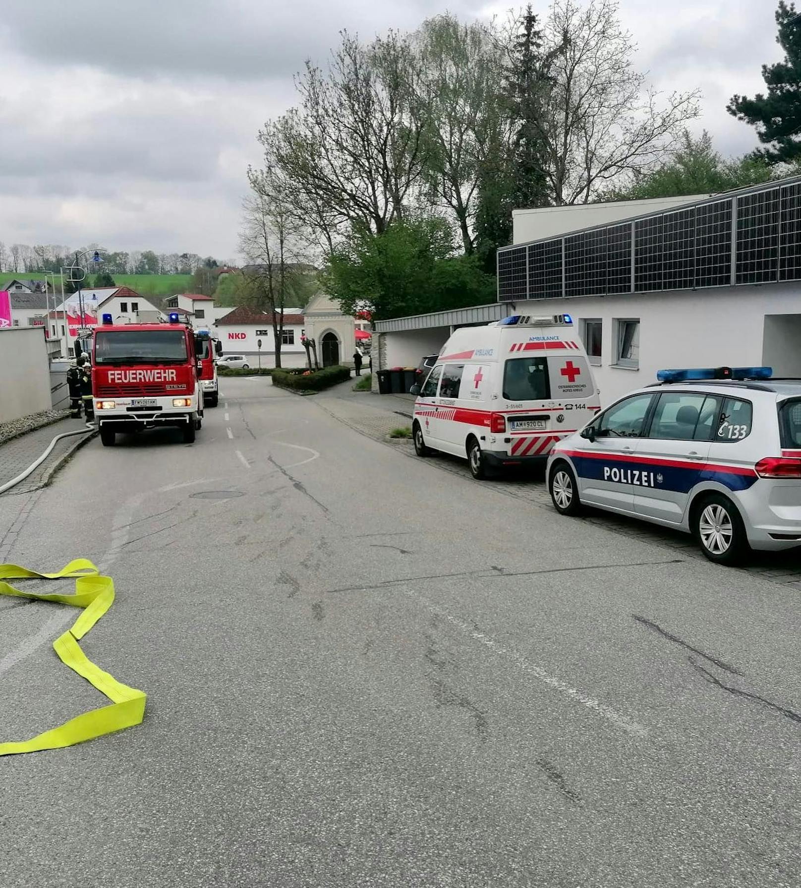 Mehrere Einsatzkräfte wurden zum Wohnungsbrand alarmiert.